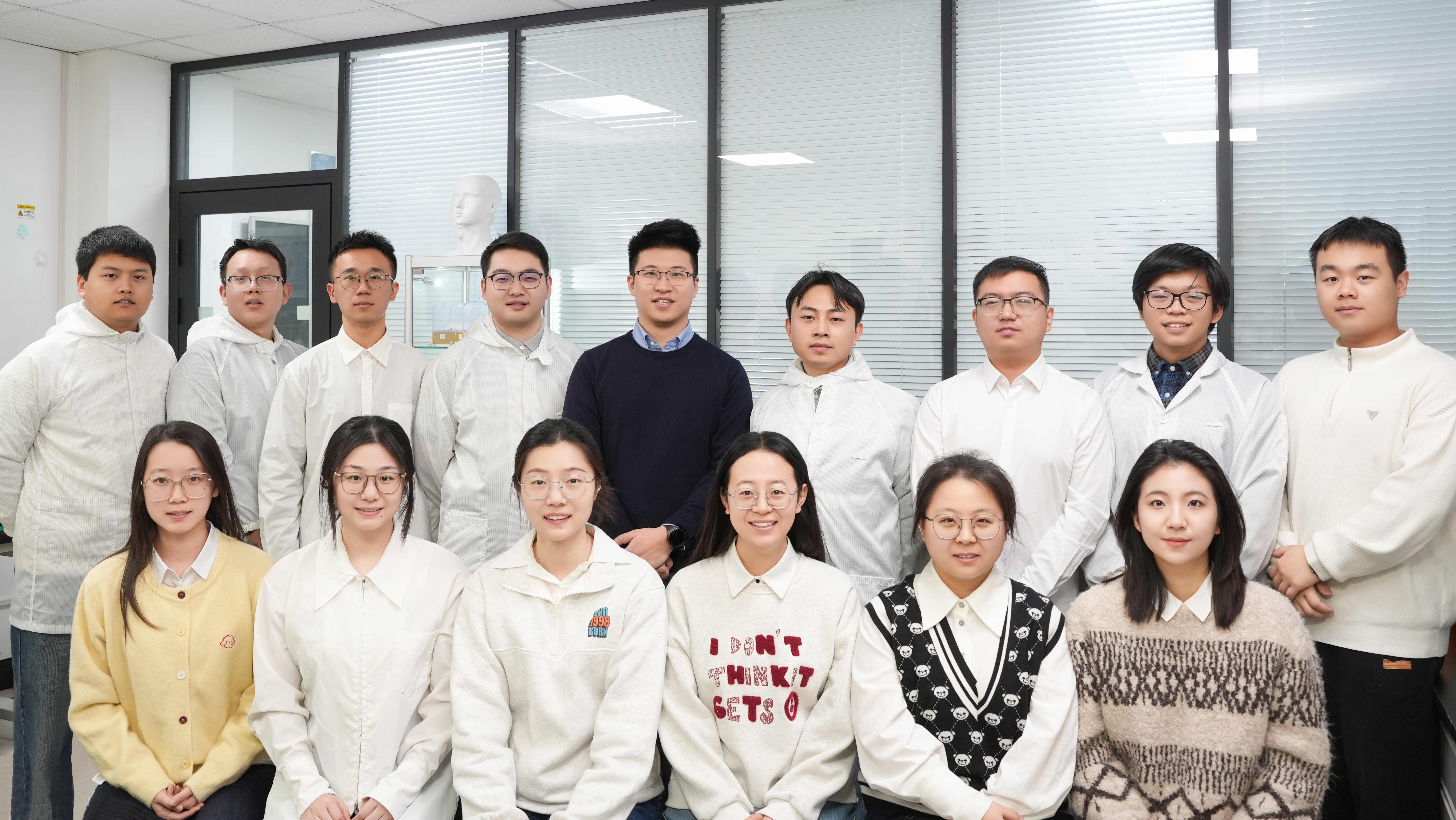 6 后排右四：第一作者 王炫棋；后排右五：通讯作者 吉博文.jpg