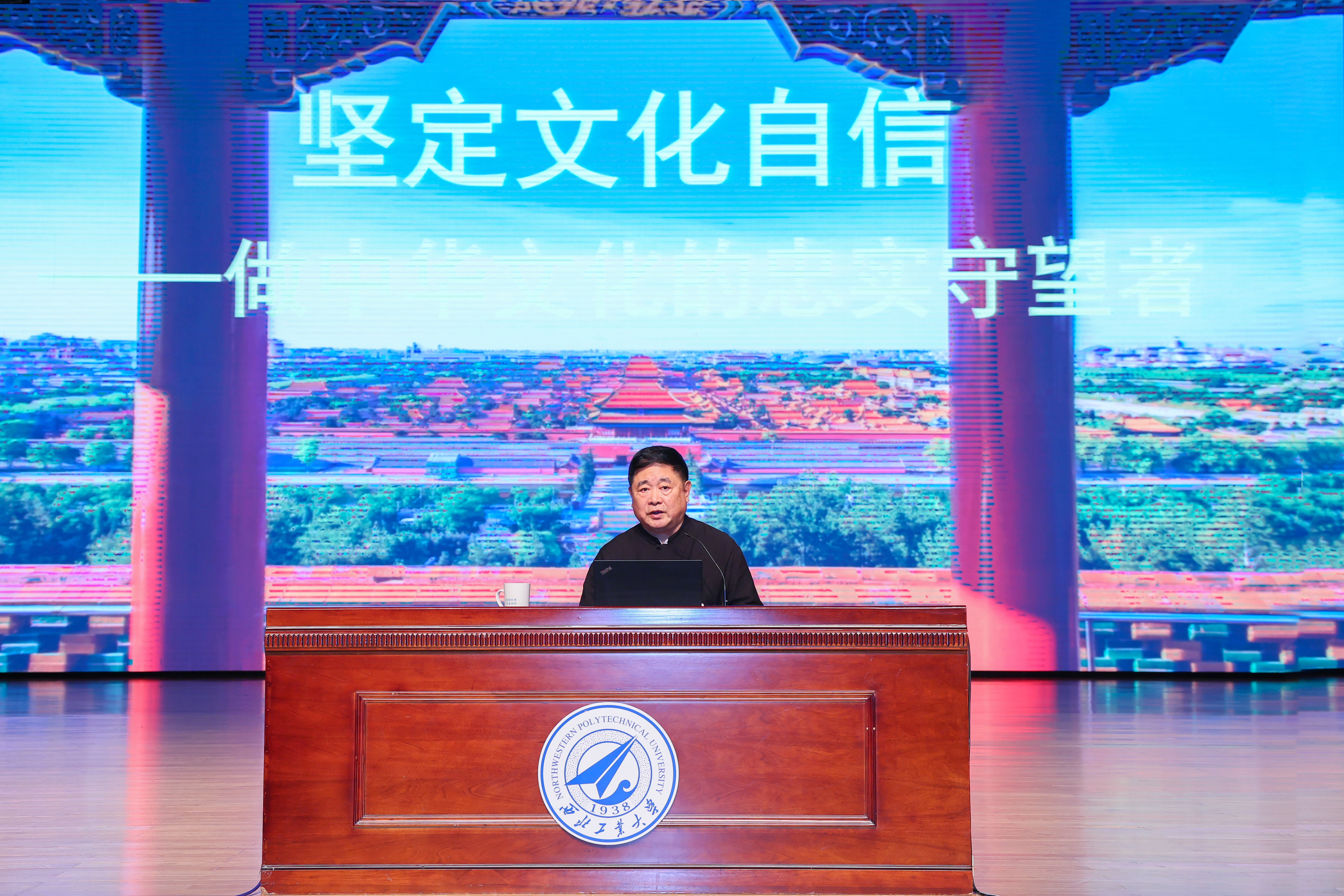 故宫博物院前院长单霁翔为学生作报告 (2).JPG